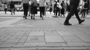 絶え間なく流れる情報の海の中で、私たちは「今」を見失いそうになる。