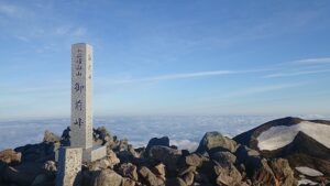 日本三名山のひとつに数えられる霊峰白山の山頂碑