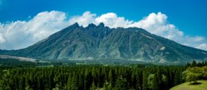 世界最大級のカルデラを有する活火山、阿蘇山