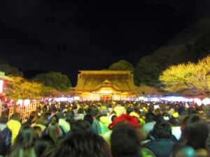 除夜の鐘が響く大みそかの神社