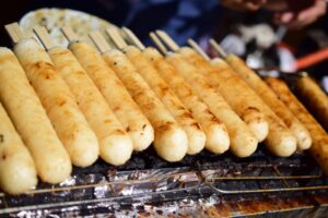 香ばしく焼いたきりたんぽに、甘い味噌を塗った「みそたんぽ」。観光地の屋台でも見かけることが多い。