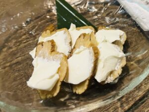 近年では、いぶりがっこにクリームチーズなどを乗せた食べ方も人気を得ている。