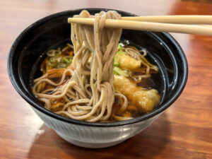 年越し蕎麦は、縁起担ぎの風習だ。