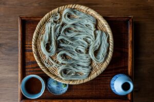 冷水で締めたそばを、一口大の量に束ねて並べた「戸隠そば　ぼっち盛」