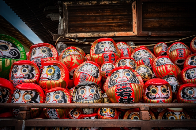 災いを払い、命を護る赤。その色は、古くから祈りの象徴であった。The red that wards off misfortune and protects life. This crimson hue has long been a symbol of prayer in Japan.