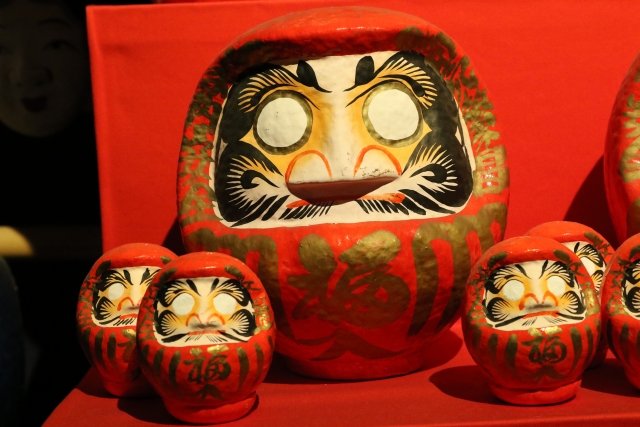 意志を宿す前の静寂。だるまの顔立ちには、不屈の精神が刻まれている。Silence before the will is awakened. The features of Daruma are carved with a spirit of unyielding perseverance.