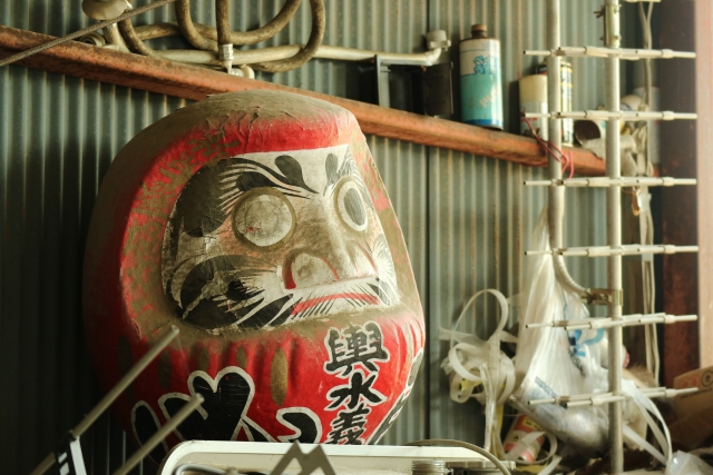 揺らぎながら、それでもそこに在る。その眼差しが、静かにあなたを見守る。 Swaying, yet always present. Its steady gaze quietly watches over you.